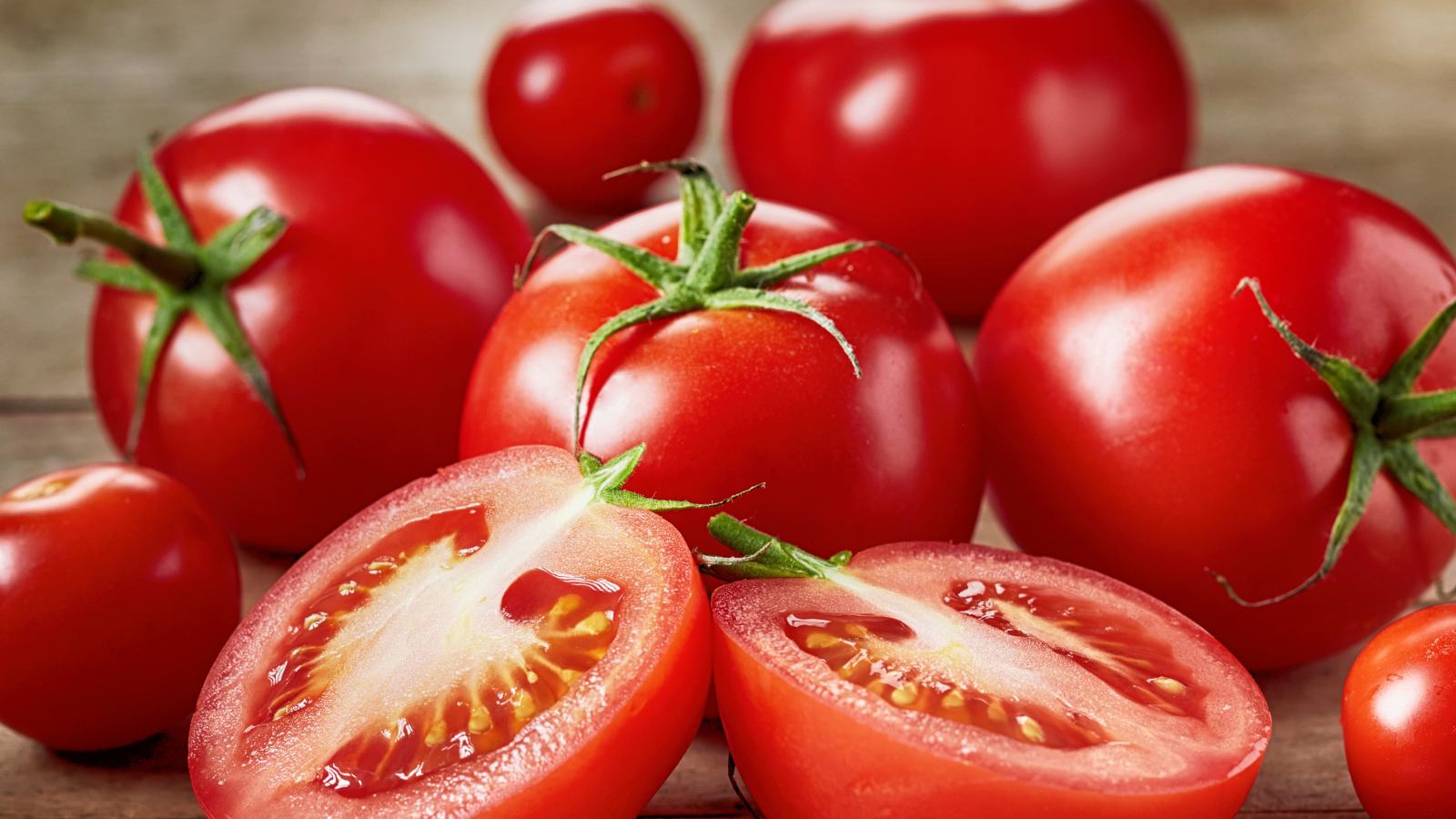 My mom says eating raw tomatoes can help control blood sugar levels